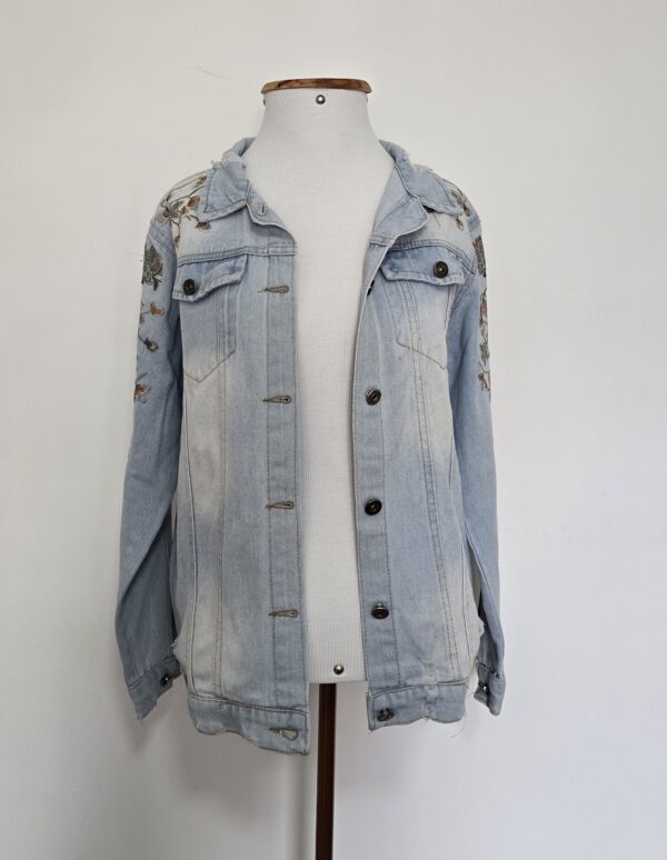 JAQUETA JEANS APLICAÇÕES FLORES