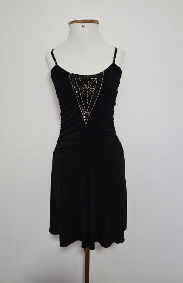 VESTIDO PRETO APLICAÇÕES